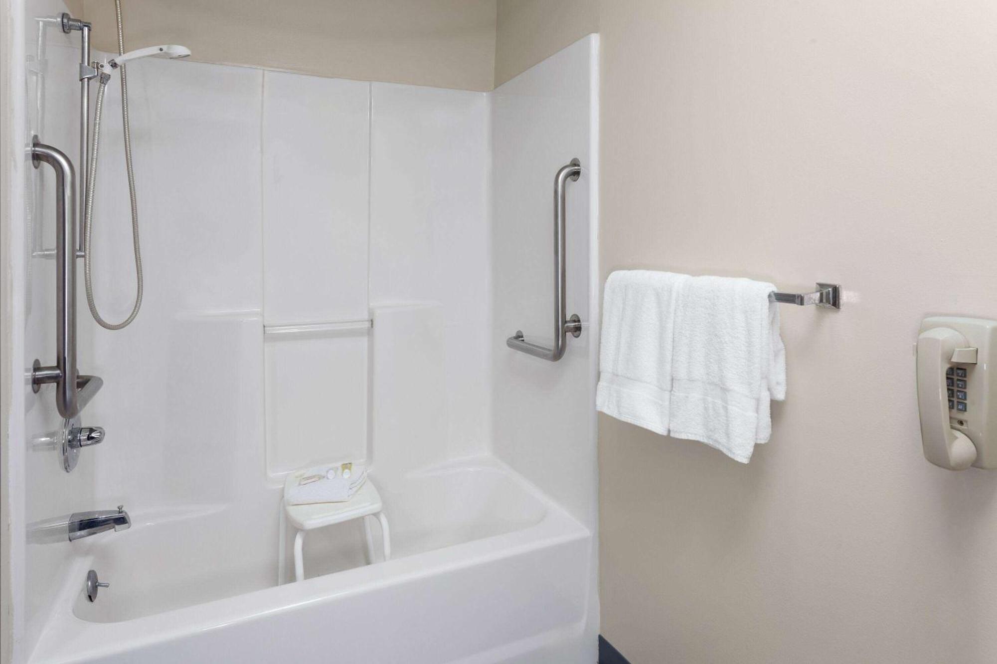 Super 8 By Wyndham Mchenry Fox Lake Area Ngoại thất bức ảnh