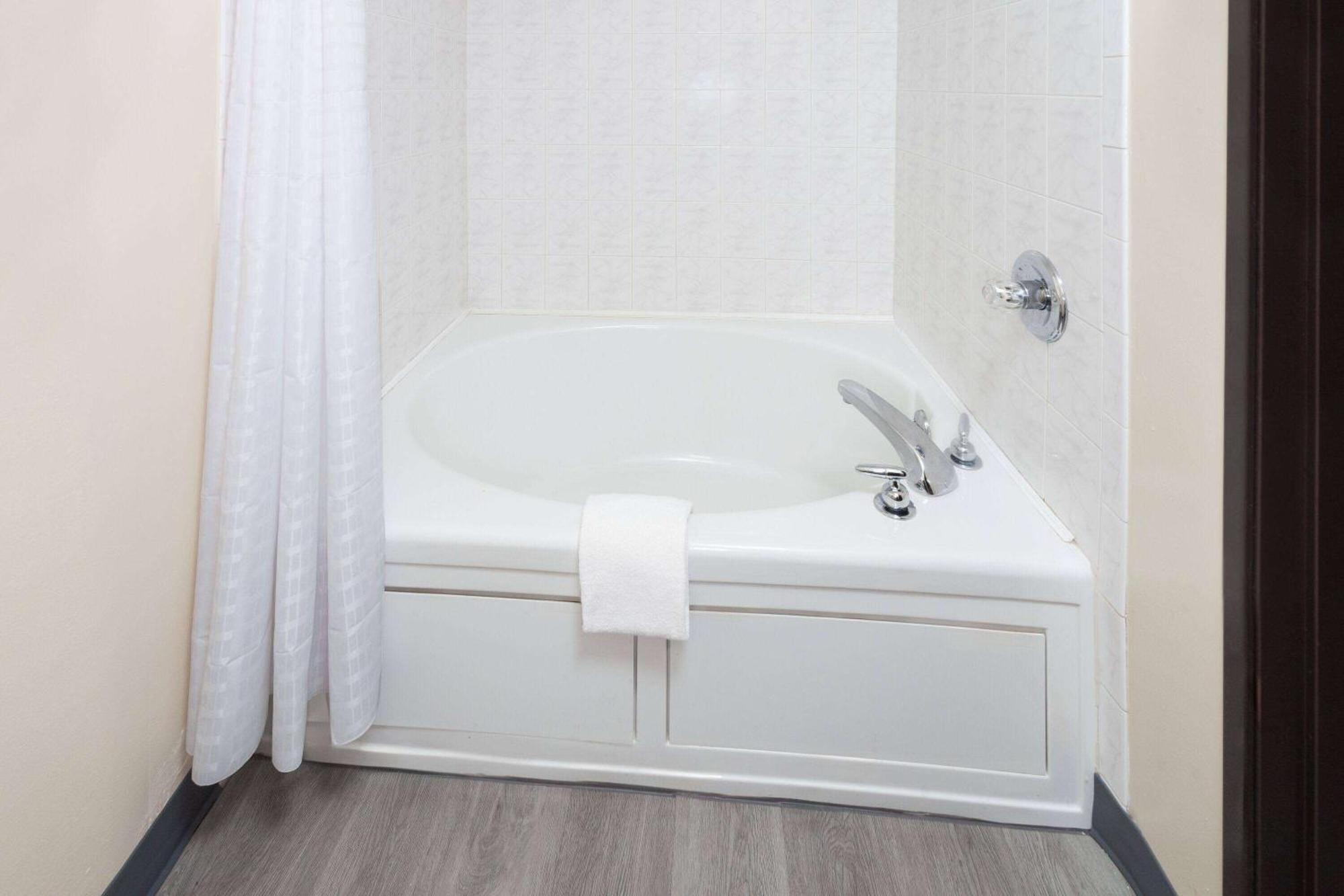Super 8 By Wyndham Mchenry Fox Lake Area Ngoại thất bức ảnh